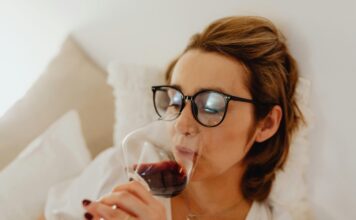 Benefits & Side Effects of Consuming Red Wine